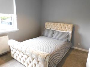 Postel nebo postele na pokoji v ubytování Beautiful 3 bedroom home with large garden 35 mins to Glasgow & Edinburgh