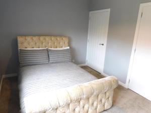 Postel nebo postele na pokoji v ubytování Beautiful 3 bedroom home with large garden 35 mins to Glasgow & Edinburgh