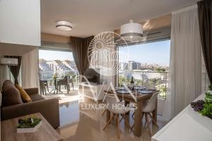 a living room with a table and a dining room at Casa Munteanu Ivan Luxury Homes 6ªPlta Norte 1ªLinea in Oropesa del Mar