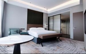 Voodi või voodid majutusasutuse Shenzhen Shanghai Hotel toas
