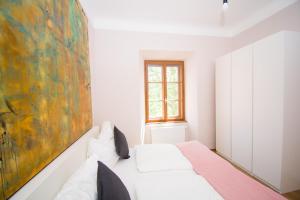 ein Schlafzimmer mit einem großen Wandgemälde in der Unterkunft Das Torhaus in Feldbach