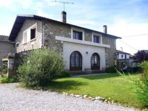 una gran casa de piedra con un patio de césped en Bernet, en Labastide-Villefranche