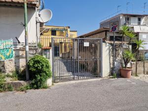 a gate in the side of a building with plants at Casa MARFI in San Giorgio a Cremano