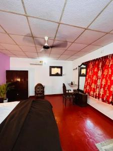 um quarto com uma cama, uma mesa e um tecto em Surya Eco and Wedding Resort em Thrissur