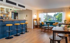a living room with a bar and a couch at Hôtel Restaurant La Voile Bleue in Erdeven
