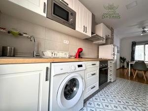 eine Küche mit Waschmaschine und Trockner in der Unterkunft Dos Torres Lacarra - Espacioso con 7 Camas Individuales in Saragossa
