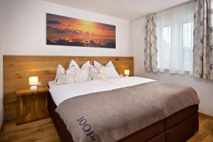 מיטה או מיטות בחדר ב-5 Sterne FeWo Allgäuer Alm mit Schwimmbad und Sauna
