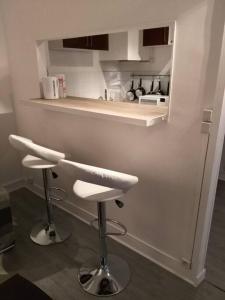 Una cocina o cocineta en Comfortable & bright Parisian studio! 52 fotos más