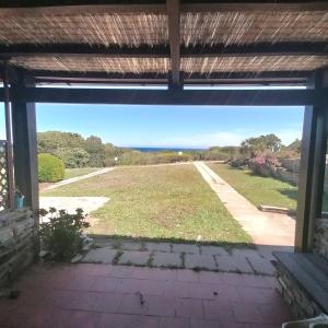 - une vue sur une grande cour depuis une fenêtre dans l'établissement Punta Negra holyday, à Stintino