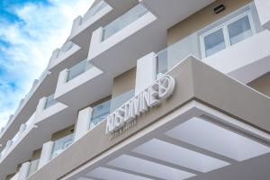 een bord aan de zijkant van een gebouw bij Kos Divine Hotel & Suites in Kos-stad