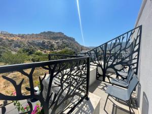 balkon z 2 krzesłami i widokiem na góry w obiekcie Villa Oliva Butik Hotel w Bodrum