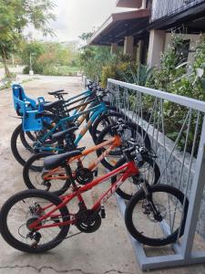 una fila de bicicletas estacionadas junto a una valla en Fernvale Leisure Club and Resort, en Corón