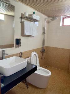 a bathroom with a sink and a toilet at Anh Minh Hotel in Tam Ðảo
