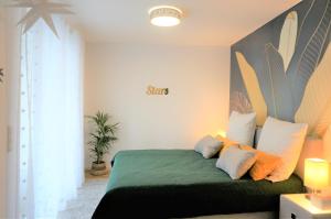 a bedroom with a green bed with white pillows at Mein Apartment, Stars mit Balkon und Klima für bis zu 4 Personen in Frankenthal