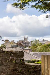 Blick auf eine Stadt von der Spitze einer Steinmauer in der Unterkunft The Green Door in Downpatrick