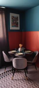 uma sala de jantar com mesas e cadeiras num quarto em Retro em Tolmin