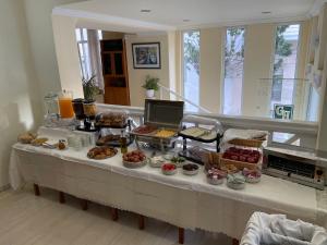 um buffet com muitos tipos diferentes de comida em uma mesa em Grand Hotel Loutraki em Loutraki