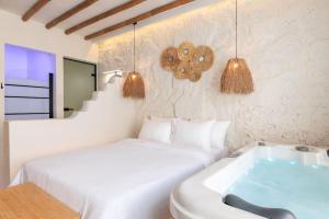 um quarto com 2 camas e uma banheira em Unique Room-Jacuzzi and Balcony em Tessalônica