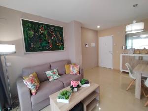 sala de estar con sofá y mesa en ACV - Miramar-1ª linea planta 4 Sur, en Oropesa del Mar