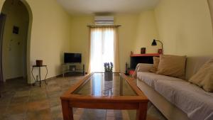 een woonkamer met een bank en een salontafel bij Ze Di Ma House in Kýthira +11 foto's