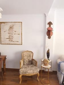 Zimmer mit einem Stuhl und einem Beistelltisch in der Unterkunft Suites Beach House in Playa de las Americas