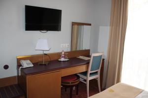 Televiisor ja/või meelelahutuskeskus majutusasutuses Szent Gellért Hotel