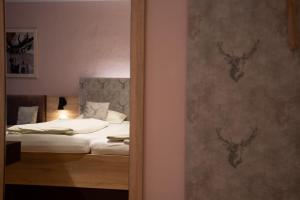 ein Schlafzimmer mit einem Bett und einem Spiegel in einem Zimmer in der Unterkunft Altstadthotel Kasererbräu in Salzburg