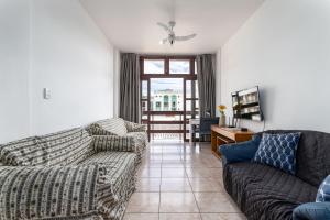 - un salon avec deux canapés et une table dans l'établissement Prainha, à Arraial do Cabo