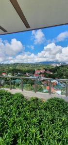 een balkon met uitzicht op de stad bij JCGA Apartments@Bristle Ridge Condominium in Baguio