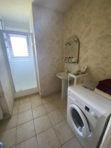 pralka w łazience z umywalką w obiekcie Maison avec jardin w mieście Béthune