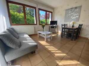 un soggiorno con divano e tavolo di Maison avec jardin a Béthune