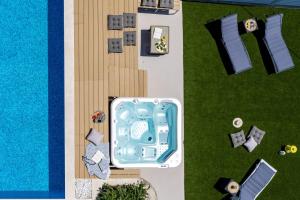 vista sul tetto di una piscina accanto a un cortile di Villa Maruncela with sea and island views, 5 bedrooms, private pool, gym a Lokva Rogoznica