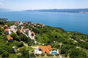 una vista aerea di una casa su una collina vicino all'acqua di Villa Maruncela with sea and island views, 5 bedrooms, private pool, gym a Lokva Rogoznica