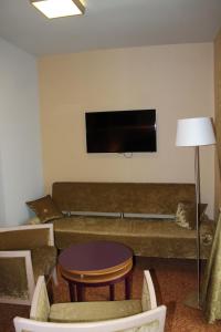 TV a/nebo společenská místnost v ubytování Szent Gellért Hotel + 37 fotografií