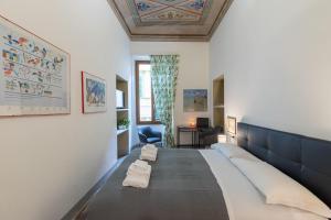 une chambre avec un grand lit avec deux oreillers dans l'établissement PITTI Suite, à Florence