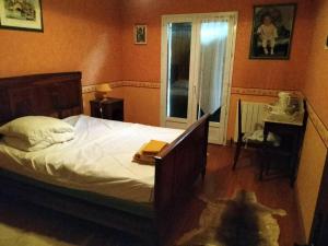 una camera da letto con un letto con un libro sopra di Chez Coco maison au coeur du parc régional du Quercy a Issendolus