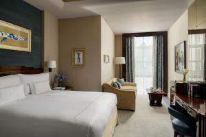 倫敦的住宿－博蒙特酒店，酒店客房设有床和客厅。