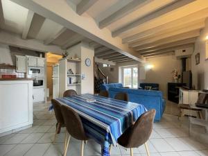 a kitchen and living room with a table and chairs at Maison etxebarnia cote in Mendive