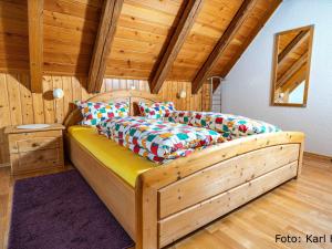 シルタッハにあるFerienhof Kienbronnerhofの木製天井の客室で、大型木製ベッド1台が備わります。