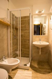 y baño con ducha y lavamanos. en Residence Valfurva, en Santa Caterina Valfurva