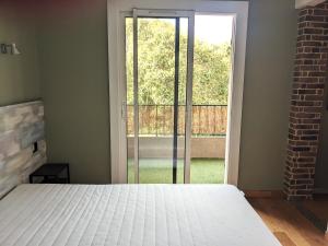- une chambre avec un lit et une grande fenêtre dans l'établissement Le Pharo, à Martigues
