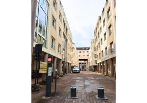 una calle vacía con un semáforo rojo y edificios en Chez Aïda-Centre Ville Poitiers-La Conciergerie. en Poitiers