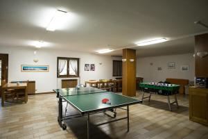 une salle avec une table de ping-pong et un ballon de ping-pong dans l'établissement Residence Valfurva, à Santa Caterina di Valfurva