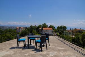 uma mesa e cadeiras numa varanda com vista em Apartments Teo em Opatija