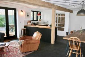 a kitchen and living room with a table and chairs at The Post Barn, beautiful barn conversion 10mins from Winchester in Sparsholt