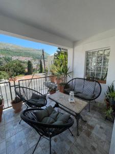 Un patio con sillas y una mesa en el balcón. en Mavi Apartments, en Dubrovnik