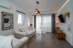 - un salon avec un canapé blanc et un miroir dans l'établissement Villa ANNA-LENA with pool close to sandy beach, à Garica