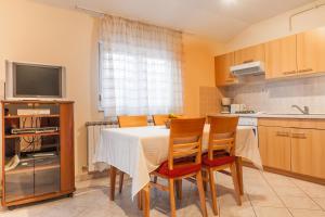 Dapur atau dapur kecil di Apartment Aldo +7 gambar