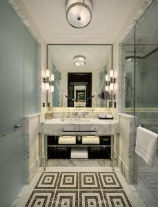 uma casa de banho com um grande lavatório e um espelho em The Beaumont Hotel em Londres