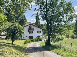 una casa al lado de una carretera en Elizetxekoborda, en Ainhice-Mongelos